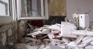 Демонтаж хрущевки в Первоуральске - удаление старых полов и стен по выгодной цене от 1739 рублей.